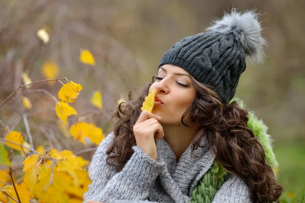 Ung kvinna porträtt utomhus på hösten — Stockfoto