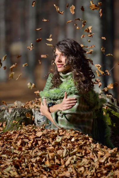 Junge lächelnde Frau im Herbst draußen — Stockfoto