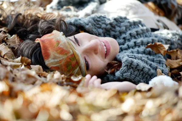 Retrato de mujer joven al aire libre en otoño —  Fotos de Stock