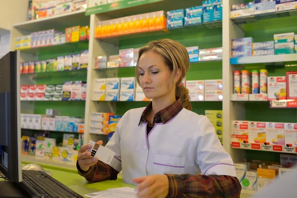 Farmacista donna in possesso di prescrizione medica — Foto Stock