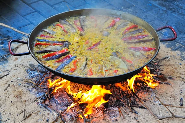 Przygotowanie tradycyjnej kuchni hiszpańskiej paella- — Zdjęcie stockowe