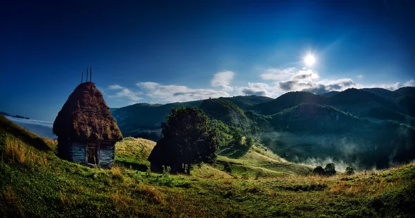 Beau paysage de montagne dans la matinée brumeuse en Roumanie — Photo