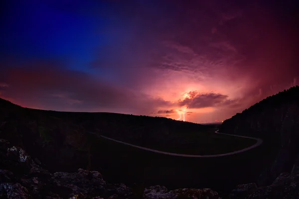 Aligeramiento y tormenta sobre colinas en la noche — Foto de Stock