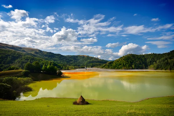 Roter verschmutzter See in Rumänien, Geamana — Stockfoto