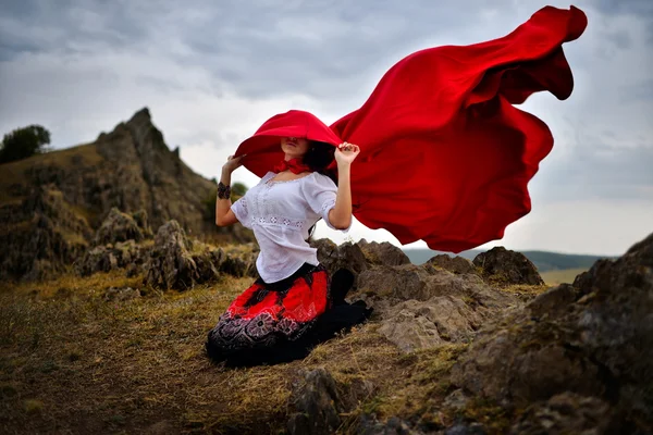 kırmızı pelerini ile güzel bir kadın