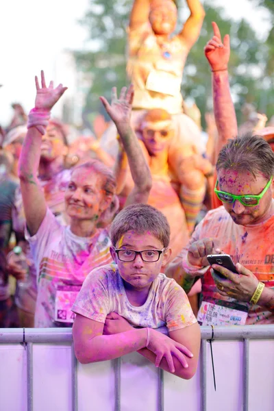 MAMAIA, CONSTANTA, ROMÉNIA - JULHO 26: Mamaia color run 2014, em — Fotografia de Stock