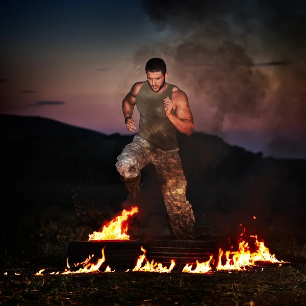 Jeune homme athlétique exerçant en plein air — Photo