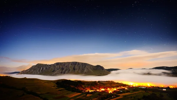 Paisaje con montañas Trascau antes del amanecer, Rumania — Foto de Stock