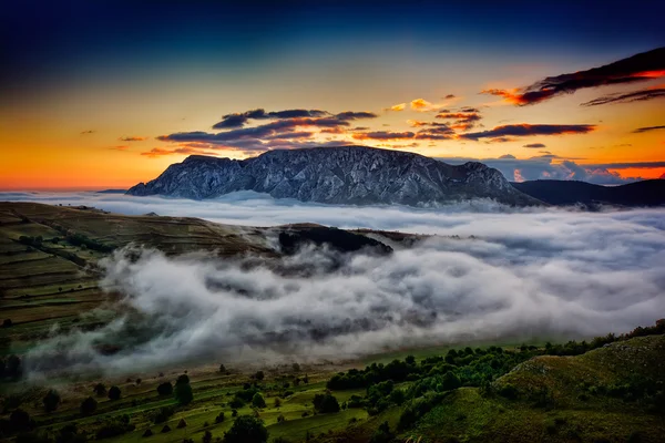Krásné horské krajiny v mlhavé ráno v Rumunsku — Stock fotografie