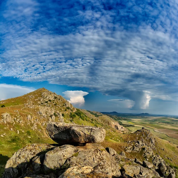 Romanya 'nın Dobrogea kentinde güzel gökyüzü olan dağ manzarası — Stok fotoğraf