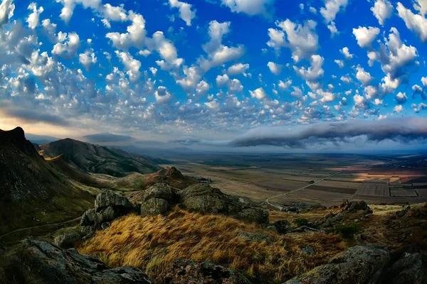 Bergslandskap med vacker himmel i Dobrogea, Rumänien — Stockfoto