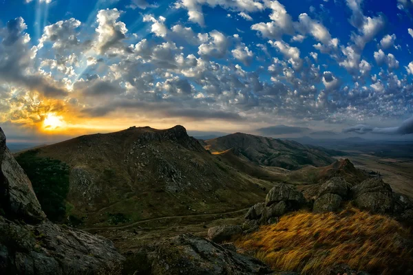 Paisagem de montanha com céu bonito na Romênia — Fotografia de Stock