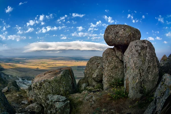 Paisagem de montanha com céu bonito na Romênia — Fotografia de Stock