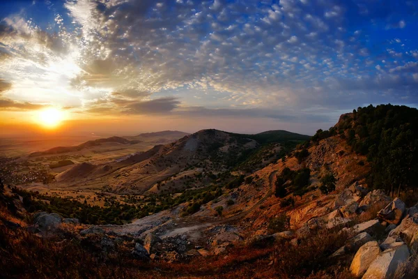 Paysage au coucher du soleil lever du soleil en été, Dobrogea, Roumanie — Photo