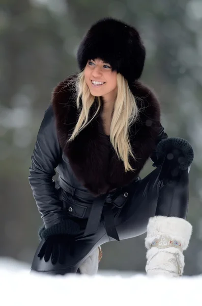冬季室外的年轻女子肖像 — 图库照片