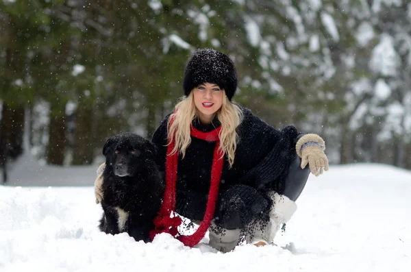 Mujer joven retrato al aire libre en invierno — Foto de Stock