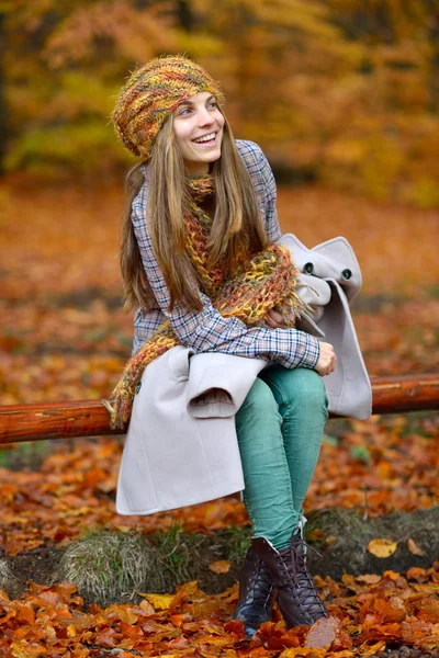 Retrato de mujer joven al aire libre en otoño — Foto de Stock