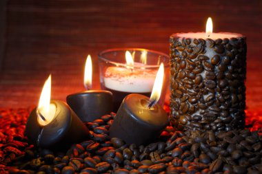 kahve çekirdekleri ve yanan mumlar