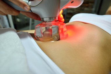 genç kadın kozmetik vücut bakımı sırasında