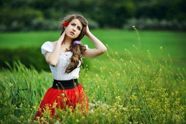 Bahar tahıl sahada güzel gülümseyen kız