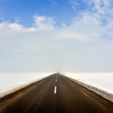 kırsal kış alan yolda 