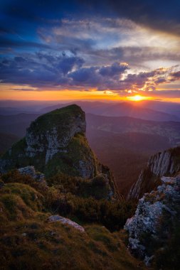 Gün batımında dağ manzarası