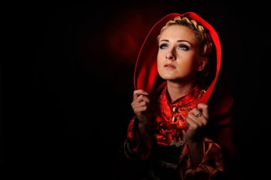 Studio kırmızı pelerini ile güzel bir kadın