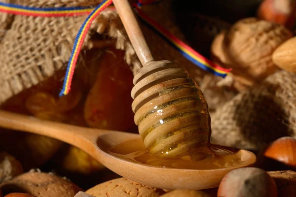 Miel de oro y frutos sin cáscara —  Fotos de Stock