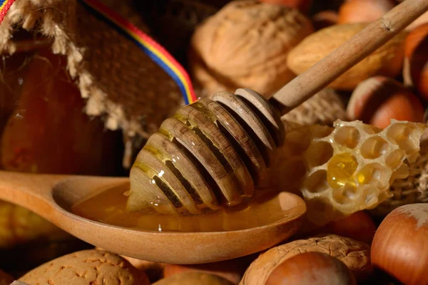 Arany méz és a héjas gyümölcsök — Stock Fotó