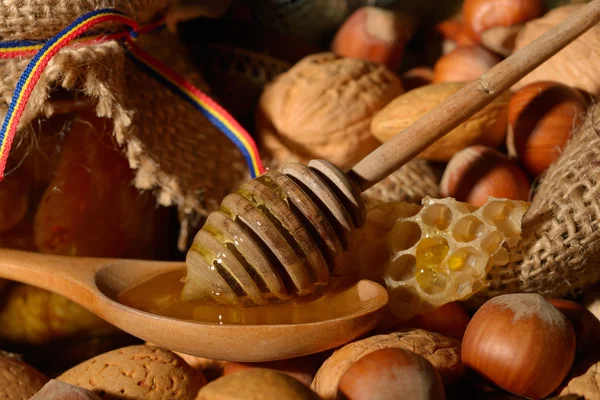Miel de oro y frutos sin cáscara —  Fotos de Stock