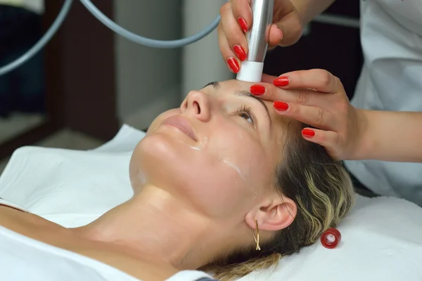 Young woman during cosmetic treatment — Stock Photo, Image