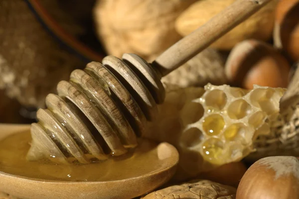 Miel de oro y frutos sin cáscara —  Fotos de Stock