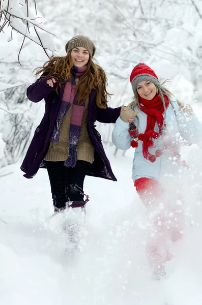 Jong gelukkig vrouw buiten in de winter genieten van de sneeuw — Stockfoto