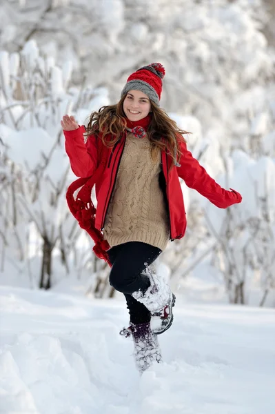 Ung, lykkelig kvinne ute om vinteren som nyter snøen – stockfoto