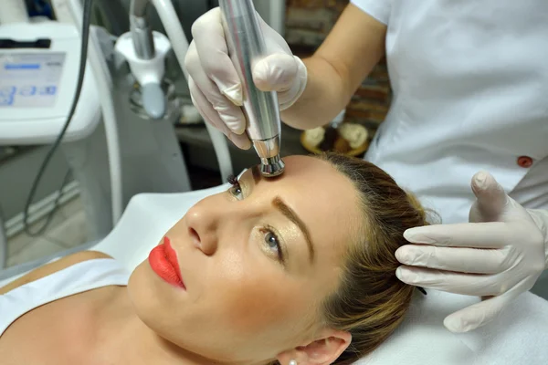 Jeune femme pendant le traitement cosmétique du corps — Photo