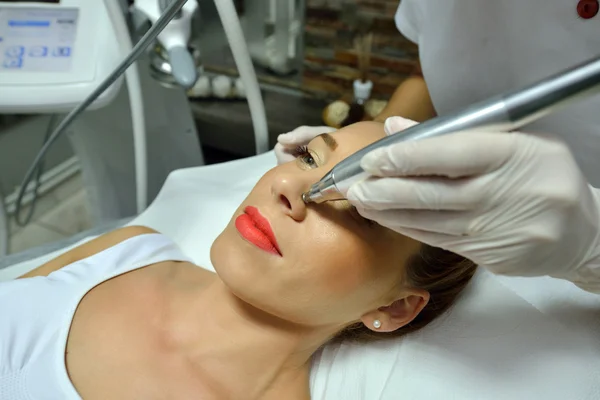 Femeie tânără în timpul tratamentului corporal cosmetic — Fotografie, imagine de stoc