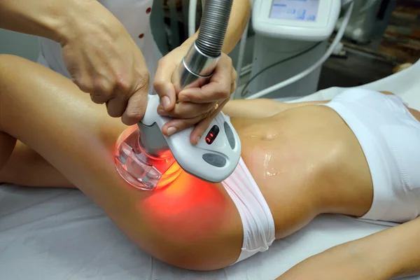 Young woman during cosmetic body treatment — Stock Photo, Image