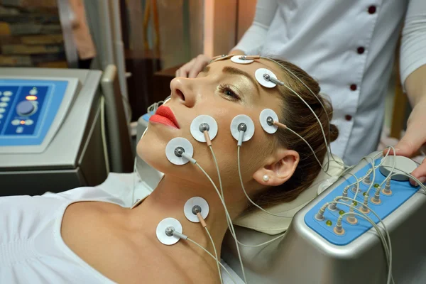 Giovane donna sorridente durante il trattamento cosmetico — Foto Stock