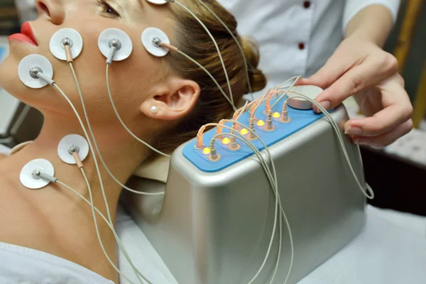 Giovane donna sorridente durante il trattamento cosmetico — Foto Stock