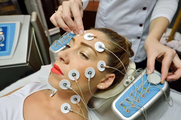 Joven mujer sonriente durante el tratamiento cosmético — Foto de Stock