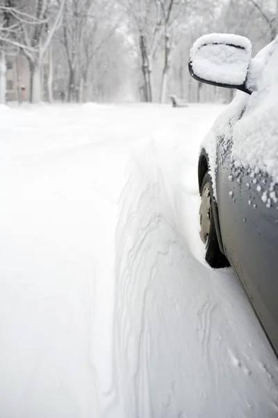 Veicolo coperto di neve in inverno — Foto Stock