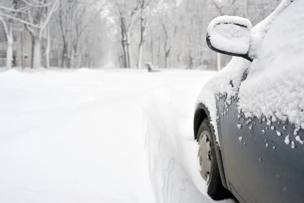 Veículo coberto de neve no inverno — Fotografia de Stock