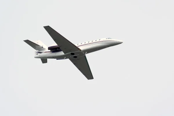 Avião voando — Fotografia de Stock