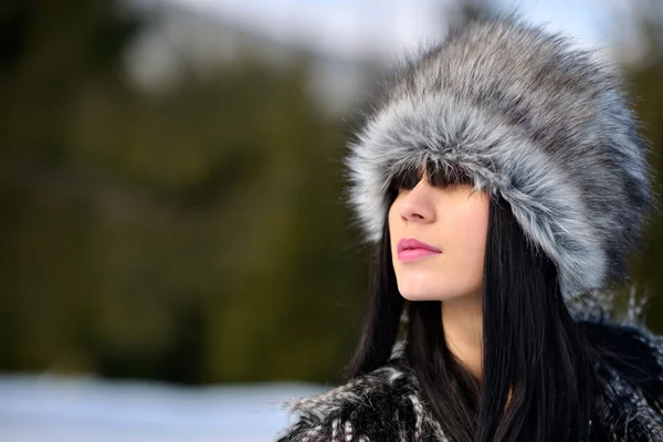 Hübsches Frauenporträt im Winter im Freien — Stockfoto