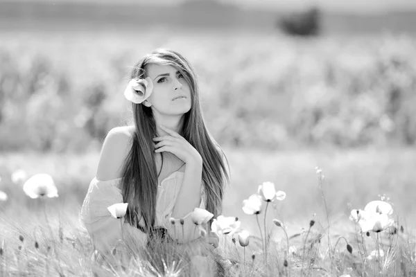 Joven hermosa mujer en el campo de cereales con amapolas en verano - b —  Fotos de Stock