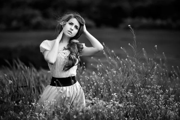 Молода красива жінка на зерновому полі з маками влітку - б — стокове фото