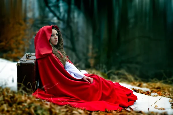 Bela mulher com manto vermelho na floresta — Fotografia de Stock