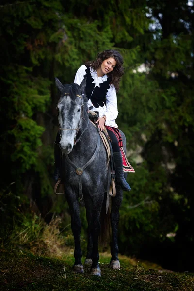 Jeune femme équitation cheval en plein air — Photo