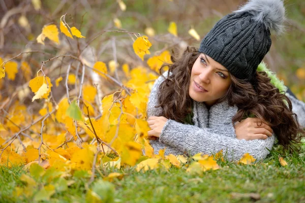 Young smiling woman outdoor in autumn — Stock Photo, Image