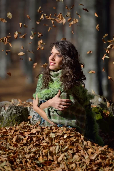 Unga leende kvinna utomhus på hösten — Stockfoto